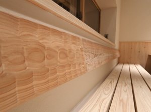 椅子の背もたれ（杉板手斧はつり仕上げ）