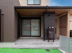 半田の家（屋外アプローチ）