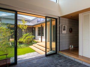 玄関からみた中庭