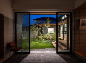 夜の中庭（玄関より）