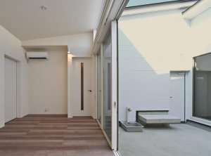 リビング（左）と中庭（右）