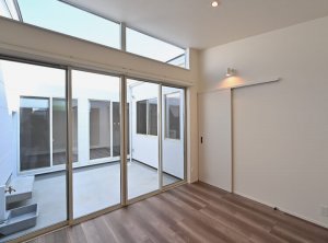 リビングから中庭を眺む