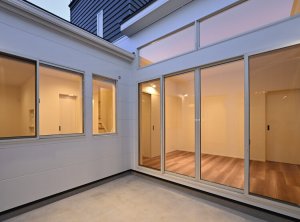 中庭から室内を眺む