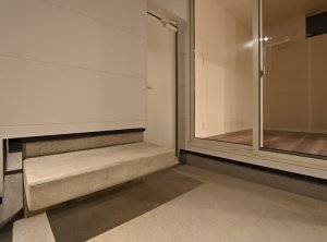 中庭のコンクリートベンチ