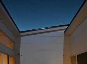 中庭の切り取られた空