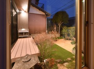 坪庭（玄関より）