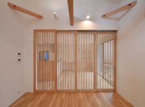 木の格子のドア