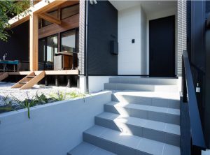 緑ヶ丘の家（アプローチ）